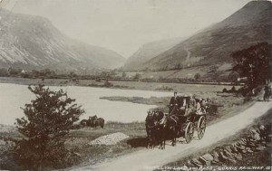A coach full of people on Grand Tour passing Talyllyn Lake in Wales, circa 1907. Photo: Public Domain 