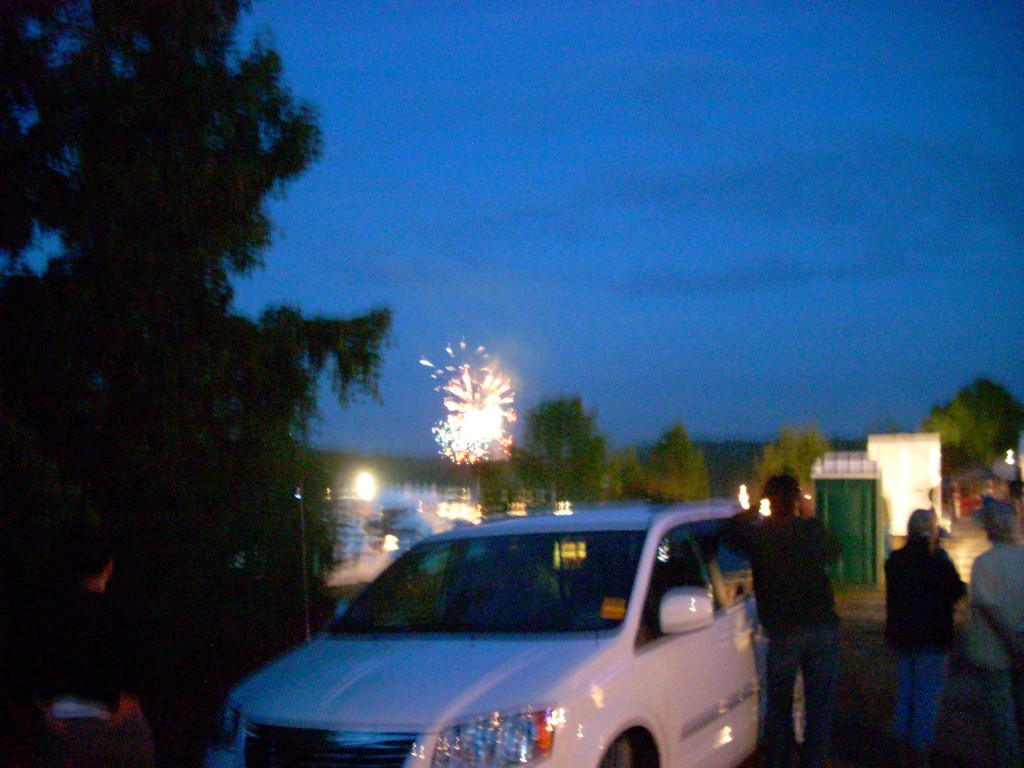 It was our lucky night!  There were fireworks in nearby Oak Hill!  This display lasted over half an hour -- too bad the performers couldn't see it.  It all took place behind the stage, but it was fabulous!