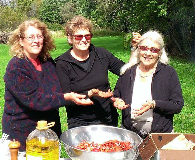 Mary, Ellen, Isis with a bowl of roasted peppers. Photo: Jochen Seickmann