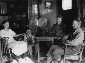 Oregon family "watching" the radio in 1925. Photo: US Dept. of Agriculture