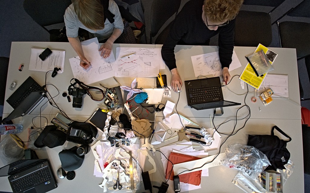 Fixers at work in a maker space. Photo: SLUB Presse2015, Creative Commons, some rights reserved