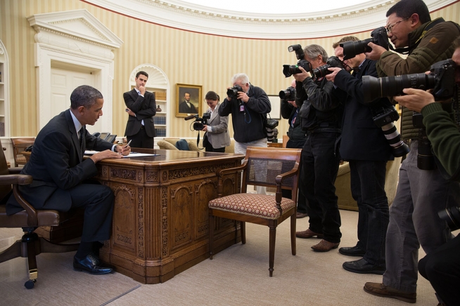 Photo: Pete Souza (White House photographer) - Journalists in Oval Office