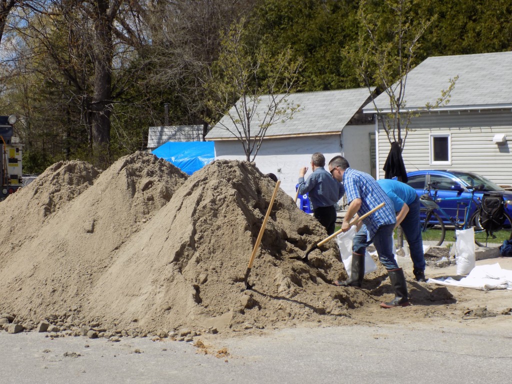 Gatineau city employees filling sandbags on Wednesday afternoon.  Photo: James Morgan