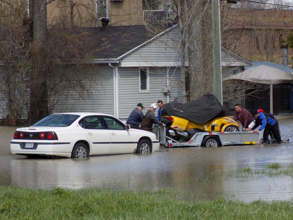Pointe-Gatineau residents try to rescue a neighbor's all-terrain vehicle.  Photo: James Morgan
